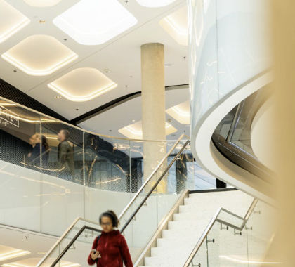 Frau auf Treppe im Inneren des ICON VIENNA